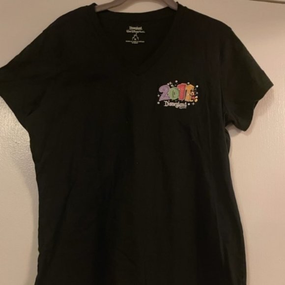Disney 2011 Disneyland Resorts Black V-neck Tee. XL Walt Disney World 2011 with - Picture 1 of 9